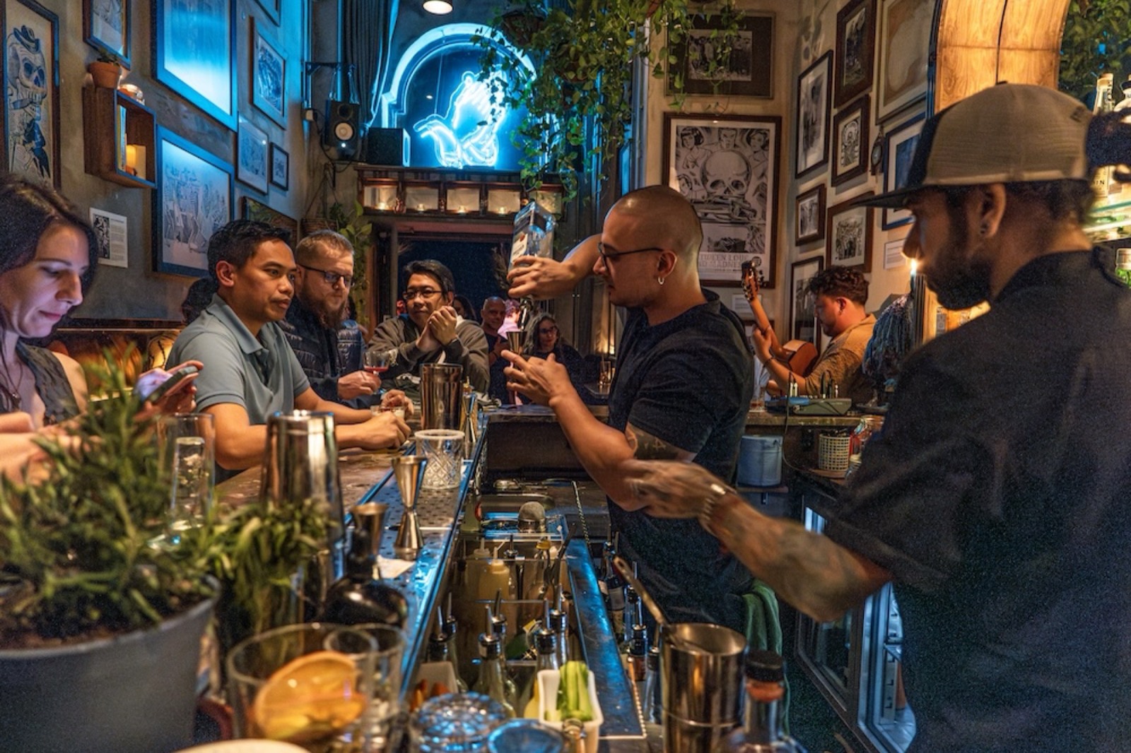 A lively evening at the bar.